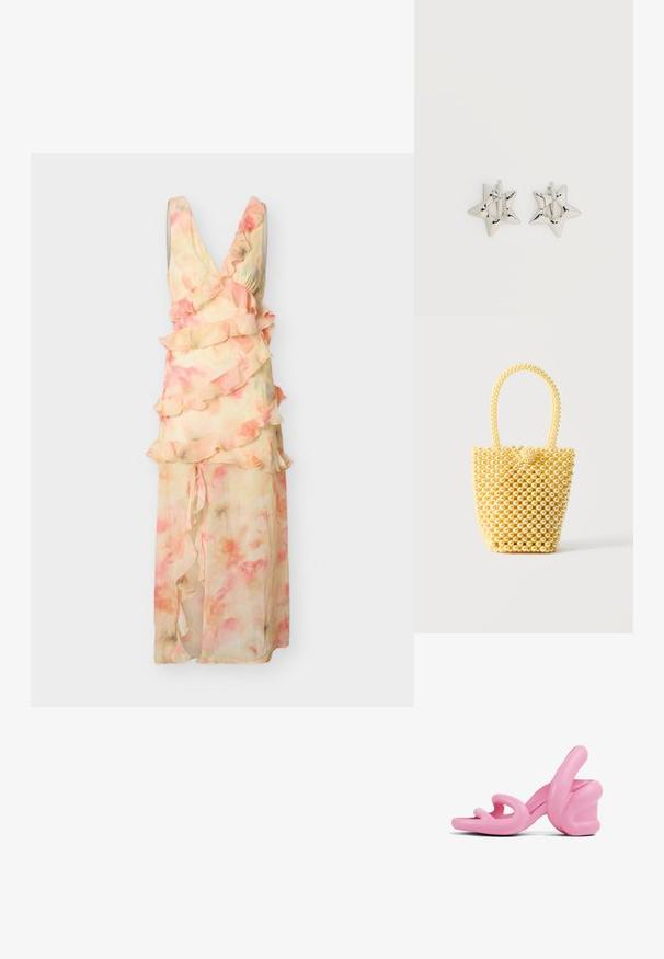 Vestido maxi sin mangas en tonos pastel rosa y durazno con estampado floral, volantes en capas y escote pronunciado en V sobre un fondo liso.; Sandalias de tacón alto esculturales rosas con un diseño ondulado y un tacón grueso, fabricadas en plástico suave con cortes en la zona de los dedos.; Bolso pequeño estilo bolso cubo hecho de cuentas brillantes de color crema con asa de cuentas en forma de lazo y cierre decorativo con nudo de cuentas.; Pendientes de aro plateados en forma de estrella con un acabado liso y pulido sobre un fondo blanco liso.