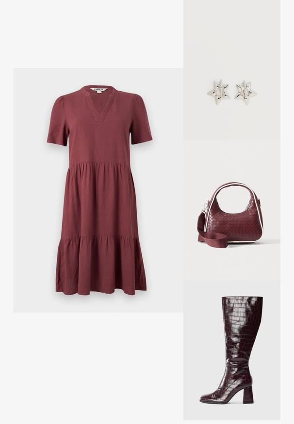Kleid mit kurzen Ärmeln in Mauve, gestuft, mit V-Ausschnitt und gerafften Taillenpanele, in Midi-Länge, aus weichem Stoff gefertigt.; Dunkelburgunderfarbene knielange Stiefel mit Krokodillederstruktur und Blockabsatz vor weißem Hintergrund, seitlich dargestellt.; Dunkelrote gewebte Ledertasche mit gebogenem Griff, weißem Besatz, silbernem Reißverschluss und abnehmbarem breitem Stoff-Schulterriemen vor einfarbigem Hintergrund.; Silberne, sternförmige Creolen mit einer glatten, polierten Oberfläche auf weißem, schlichtem Hintergrund.
