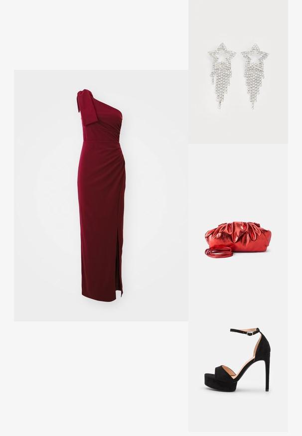 Vestido burdeos de un solo hombro, con un cuerpo ajustado y drapeado, detalle de abertura lateral y textura suave. Manga corta con acento de nudo. Largo.; Sandalia de tacón alto de ante negro con suela de plataforma, tira en el tobillo con herrajes plateados, diseño de punta abierta y textura suave.; Bolso de mano metálico rojo con un diseño arrugado y esponjoso. Presenta una correa de hombro larga y delgada, y una textura suave y brillante.; Pendientes en forma de estrella con strass y detalles de flecos en cascada, con un tono plateado y una superficie brillante y reflectante. Forma de estrella con un diseño intrincado.