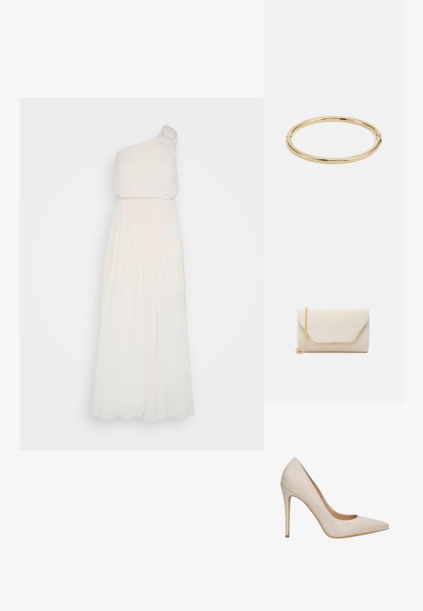 NAF NAF KLARISSE - Robe de cocktail - nude; Escarpin à talons hauts en cuir beige avec un bout pointu, une texture lisse et un talon aiguille élancé. Design minimaliste sans ornements supplémentaires.; Pochette beige avec une texture lisse, une chaîne dorée et un rabat de style enveloppe avec un contour doré contrasté.; Bracelet en or avec une surface lisse et brillante, présentant une forme ronde et un détail de fermoir subtil.