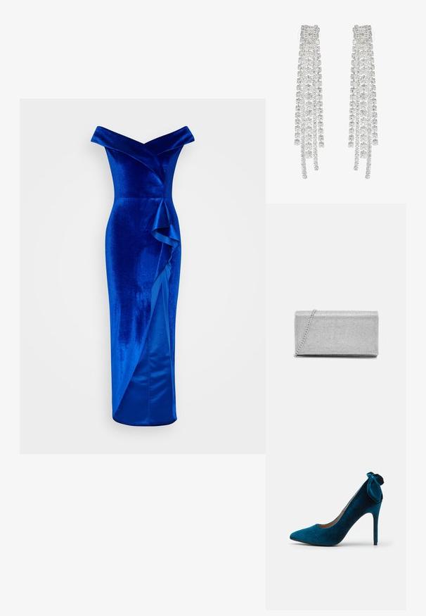 Blå fløjlskjole med off-the-shoulder design, der har et kaskade-ruffle detajle og en slids op til låret på den ene side.; Anna Field by Zalando Pumps - dark blue; Sølvmetallic clutchtaske med vævet netdesign, rektangulær form og en kædestrop til at bære. Glat tekstur og poleret finish.; Lange sølvøreringe med en række klare, facetterede krystaller i kaskadeformede strenge med varierende længder og former.