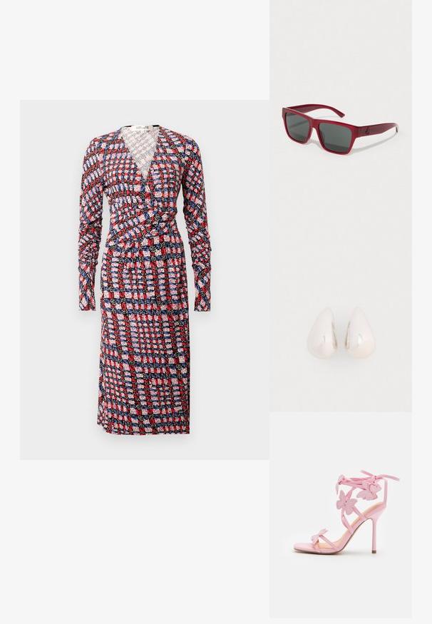 Vestido envolvente de manga larga con un patrón abstracto a cuadros en rojo, negro, blanco y azul, y escote en V.; Sandal de tacón alto rosa con acentos de mariposa, hecho de material suave. Cuenta con tirantes delgados y un tacón esbelto.; Gafas de sol de plástico rojo con montura cuadrada, lentes gris oscuro y detalles laterales. Diseño ligero adecuado para el uso casual.; Pendientes de gota de metal plateado con una superficie suave y reflectante, en forma de lágrima, que presentan un diseño sin costuras y sin embellishments visibles.