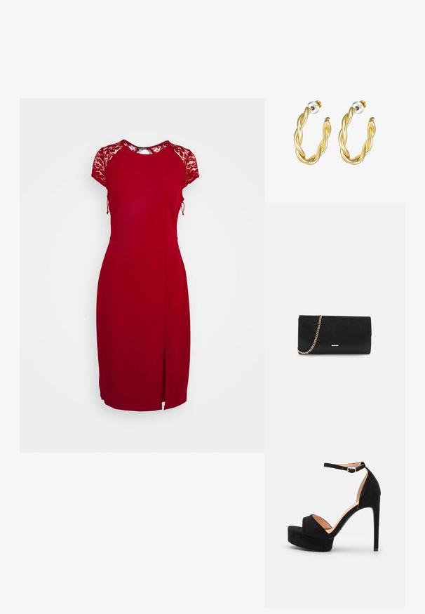 Even&Odd by Zalando Etui-jurk - red; Zwarte suède hoge hakken sandaal met een platformzool, enkelband met zilveren beslag, open teen ontwerp en een gladde textuur.; Zwarte clutch tas gemaakt van suede met een textuurafwerking, voorzien van een gouden schouderband en een strakke, hoekige vorm.; Gouden gedraaide oorringen met een gladde afwerking, voorzien van een transparante achterkant en goudkleurige hardware.