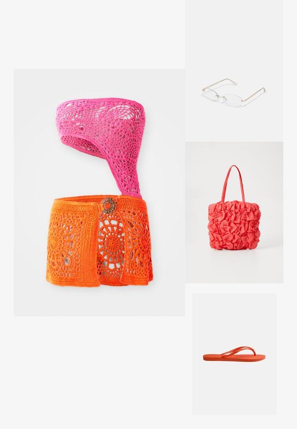 Haut au crochet en rose et orange, présentant un design asymétrique avec des motifs floraux et des découpes. Fabriqué en fil texturé.; Tongs en caoutchouc orange vif avec semelle texturée et bride en forme de Y sur fond blanc uni.; Lunettes en métal doré avec des verres ovales, des branches fines et des plaquettes de nez transparentes. Présente des accents subtils sur les charnières et des verres transparents.; Sac fourre-tout corail avec un design texturé et froncé. Fabriqué en tissu doux, il dispose de deux poignées robustes et d'un intérieur spacieux.