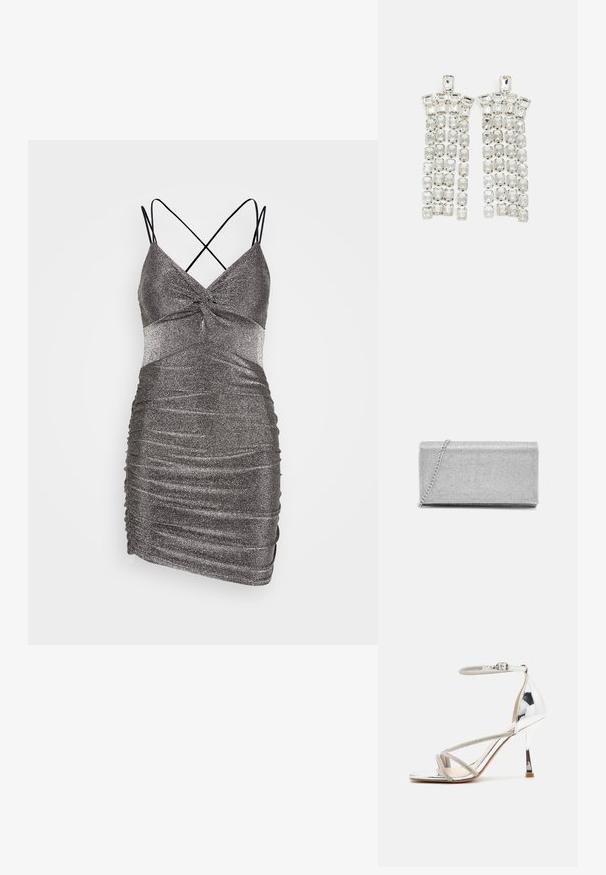 WAL G. EXCLUSIVE NYE GLITTER JIVE - Džersejové šaty - silver; Strieborné sandále na vysokom podpätku s remienkovým dizajnom, trblietavým materiálom, akcentmi z rhinestones a štíhlym členkovým remienkom. Štvorcový špička a lesklý podpätok.; Strieborná metalická kabelka so tkaným sieťovým dizajnom, obdĺžnikového tvaru, s reťazovou rukoväťou na nosenie. Hladký povrch a lesklý finiš.; Náušnice s krištáľovými kvapkami so strieborným kovovým osadením, s viacerými obdĺžnikovými a štvorcovými brúsenými kameňmi usporiadanými v kaskádových radoch.