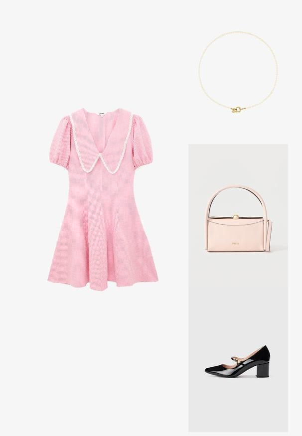 Vestido de cuadros vichy rosa y blanco con mangas cortas abullonadas y un amplio cuello puntiagudo adornado con encaje blanco.; Zapatos de tacón Mary Jane de charol negro con punta afilada, tacón bloque medio y una hebilla decorativa dorada en la correa.; Bolso de cuero rosa suave con asa redondeada, cierre dorado y correa desmontable, diseño minimalista, logo de Furla en el frente.; Collar de cuentas blancas con un cierre dorado, que presenta pequeñas cuentas de forma irregular y un acento decorativo cerca del cierre.