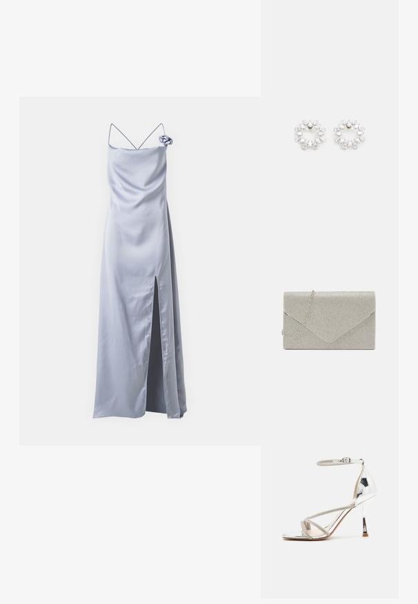 Lang lyseblå satin kjole med tynde spaghetti-stropper, en sideslids og en blomsteraccent på skulderen. Glat tekstur, minimalistisk design.; Sølv højhælede sandal med en snøredesign, glitrende materiale, rhinsten accenter og en slank ankelrem. Firkantet tå og poleret hæl.; Metallic sølv clutch taske med et kuvert-design, udsmykket med et struktureret mønster, der har en aftagelig kæde-strop.; Cirkulære øreringe lavet af metal, prydet med flere klare, facetterede sten arrangeret i et funkende mønster. Farveløse og reflekterende.