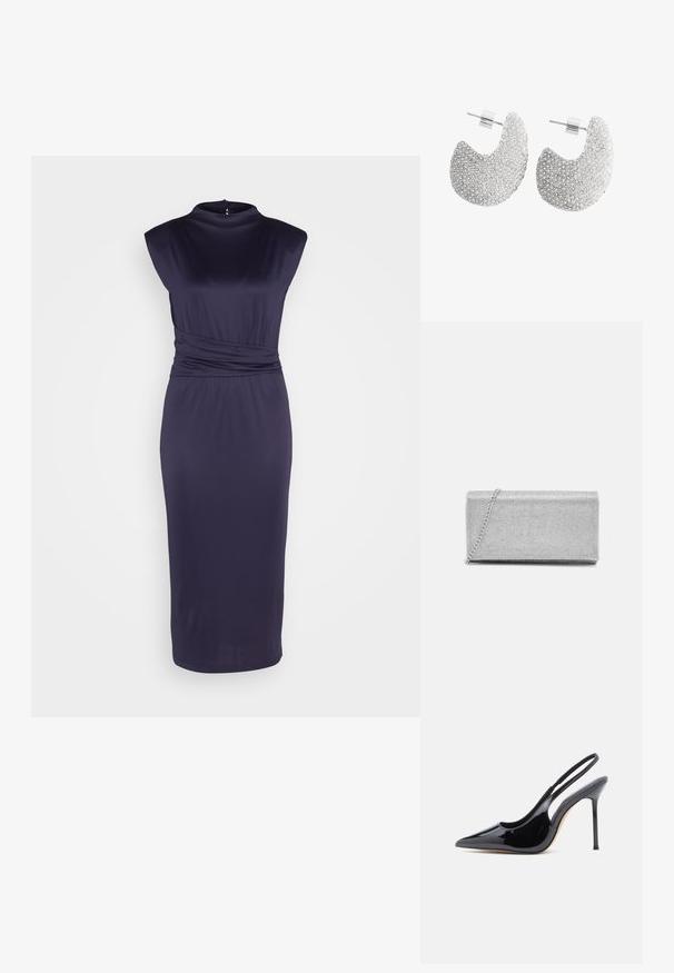 Robe sans manches bleu marine avec un col haut, présentant un design enroulé tordu à la taille et une silhouette ajustée, fabriquée dans un tissu lisse.; Escarpin à bride arrière en cuir verni noir, avec bout pointu, talon haut élancé et découpe incurvée sur le côté. Finition lisse et brillante.; Pochette en métal argenté avec un design en maillage tissé, de forme rectangulaire, et une chaîne pour le transport. Texture lisse et finition polie.; Boucles d’oreilles clous en forme de croissant ton argent avec des motifs circulaires texturés couvrant la surface, dotées de tiges droites et de fermoirs papillon.