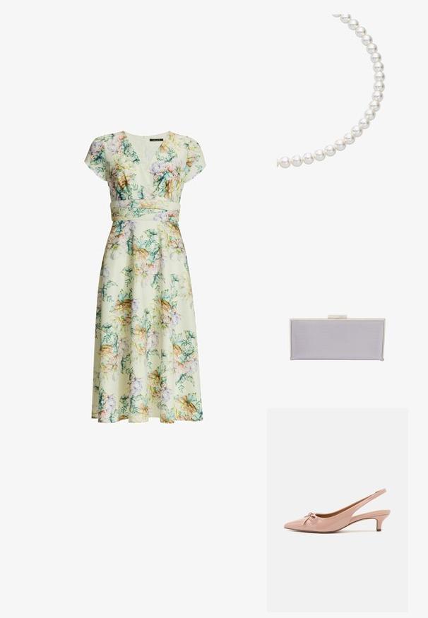 Bloemenmidi-jurk met capmouwen, V-hals, getailleerde taille en pastelkleurige bloemen in groene, roze, paarse en beige tinten op een crèmekleurige achtergrond.; Patenter roze slingback hakken met een spitse neus, strikdetail aan de voorkant en een lage kittenhak. Glad oppervlak met een glanzende afwerking.; Rechthoekige lavendelkleurige clutch van textuurmateriaal met gladde randen. Voorzien van een zilveren klapsluiting aan de bovenkant.; Witte parelketting met gelijkmatig gevormde, glanzende kralen, aan elkaar geregen in een vloeiende, gebogen patronen, die een glanzende textuur laten zien.