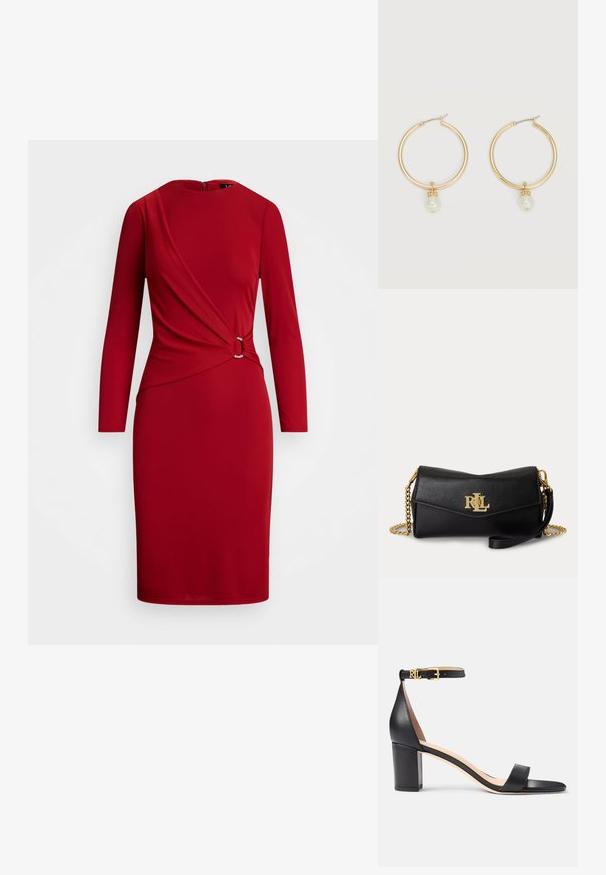 Lauren Ralph Lauren JERSEY THREE QUARTER SLEEVE DRESS - Koktailové šaty/večierkové šaty - madison red; Lauren Ralph Lauren LOGAN BURNISHED LEATHER SANDAL - Sandále - black; Čierne kožené psaníčko so zlatým logom RLL vpredu, zlatým retiazkovým popruhom a odnímateľným koženým remienkom na zápästie na bielom pozadí.; Zlaté kruhové náušnice, každá s jednou visiacu bielou perlou a malým detailom z krištáľov na svetlom pozadí.
