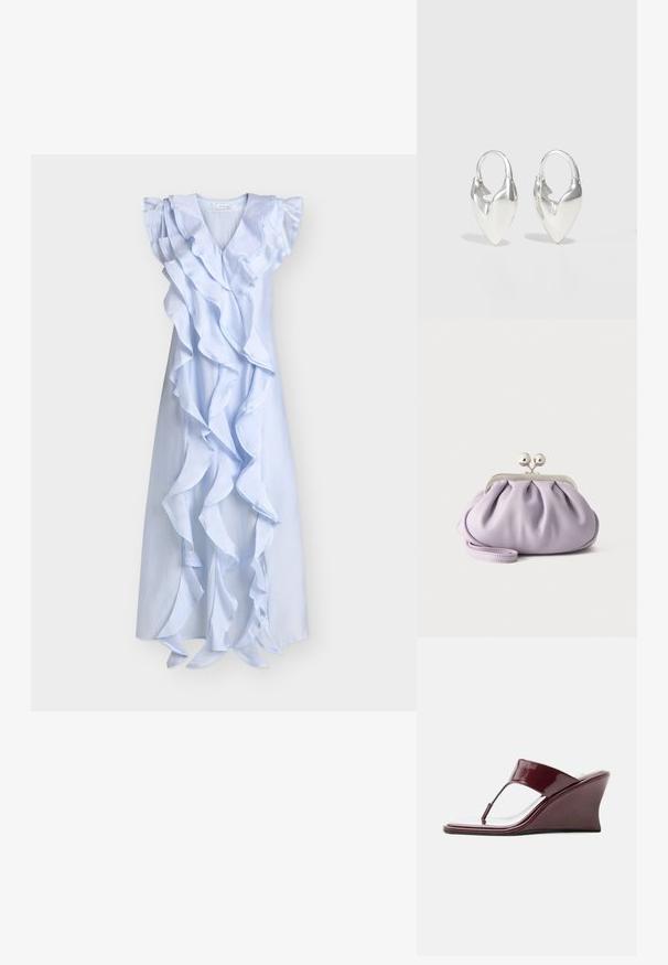 Robe sans manches bleu clair avec un décolleté en V profond et un volant en cascade sur le devant et les épaules, longueur midi.; Sandale compensée bordeaux brillante pour femme avec bride d’orteil et talon angulaire, vue de profil sur fond blanc.; Pochette lavande douce avec tissu froncé, fermoir kiss-lock argenté et bracelet assorti sur un fond clair uni.; Otiumberg ROSCIDA HEART HOOPS - Boucles d'oreilles - silver-coloured