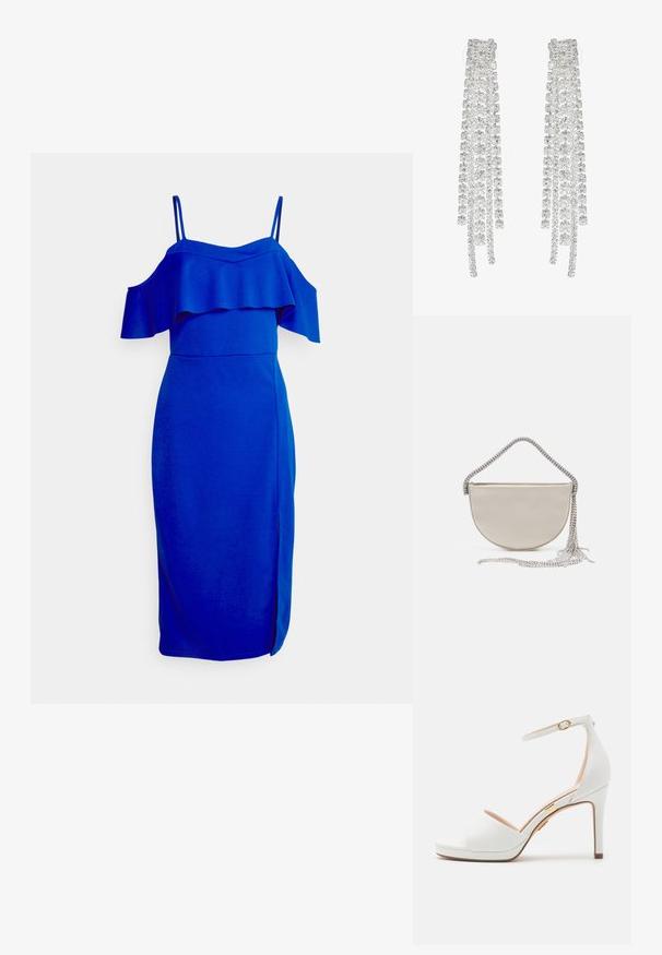 WAL G. BELVILLE STRAPPY MIDI DRESS - Cocktailkleid/festliches Kleid - electric blue; Weiße Sandale mit hohem Absatz, Knöchelriemen und offenem Zehenbereich, mit dünner goldener Schnalle und schlankem Stilettoabsatz.; Halbmond-Clutch aus beigem Satin mit einer funkelnden silbernen Kettenriemen und Fransendetail. Glatte Textur mit minimalistischem Design.; Lange silberne Ohrringe mit einer Vielzahl von klaren, facettierten Kristallen in kaskadierenden Strängen unterschiedlicher Längen und Formen.