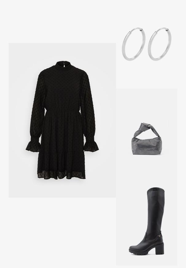 Vero Moda VMSOFIA HIGHNECK SHORT DRESS - Hverdagskjole - black; Sorte knæhøje støvler lavet af glat læder med firkantet tå, kraftig blokhælt og tekstureret gummisål. Har et diskret logodetalje.; Sorte og sølv håndtaske med en tekstureret overflade, der har et diamantmønster, en knyttet håndtag og en struktureret form.; Sølv hoops øreringe, cirkulær form, glat skinnende tekstur og ensartet bredde hele vejen igennem. Minimalistisk design uden yderligere accenter.