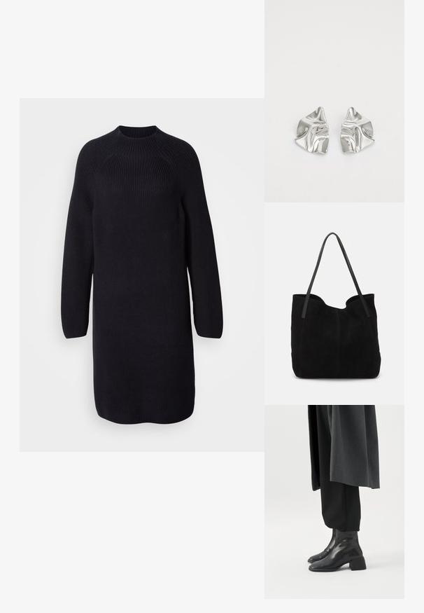 Robe pull noire en tricot avec un col haut, de longues manches raglan et une coupe décontractée, présentant une texture côtelée sur l'ensemble.; Bottines en cuir noir à talons blocs bas portées avec un pantalon noir et un long manteau gris foncé.; Sac fourre-tout en suède noir avec deux longues anses en cuir plates. Présente un bord supérieur incurvé et des coutures visibles sur le devant. Pas d'accents en métal.; Boucles d'oreilles en métal argenté avec un design ondulé et sculptural, présentant une finition polie et des formes irrégulières, mettant en valeur une esthétique contemporaine.