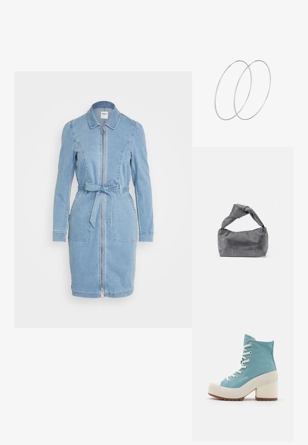 Leren jurk in lichtblauw, met een rits aan de voorkant, kraag, lange mouwen en een gestrikt riempje in de taille met twee voorzakken.; Lichtblauwe canvas hoge sneakers met witte veters, rubberen neuskap en een stevige witte hak. Textuurzool voor grip.; Zwarte en zilveren handtas met een gestructureerd oppervlak dat een diamanten patroon vertoont, een geknoopt handvat en een gestructureerde vorm.; Zilveren hoepel oorbellen met een minimalistisch ontwerp. Cirkelvormig, gladde textuur en dun profiel. Lichtgewicht met een gepolijste afwerking.