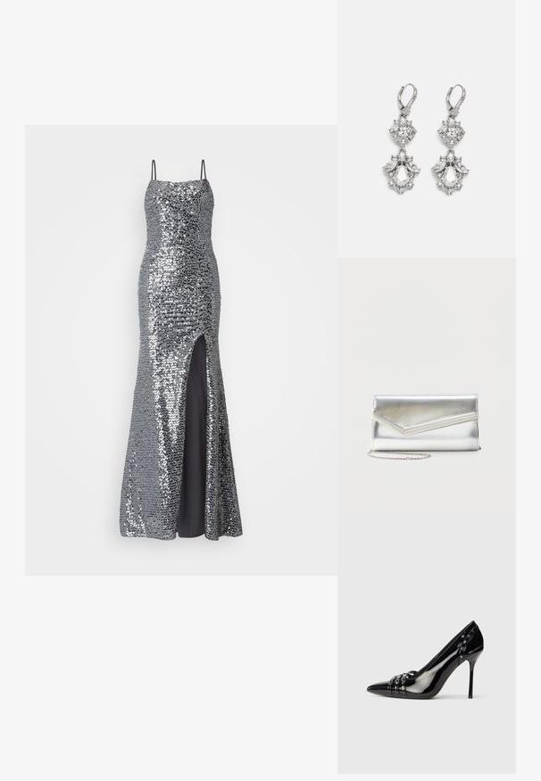 Zilver kleuren pailletten avondjurk met spaghettibandjes, aansluitende taille en een hoge split tot boven de dij. Gladde zwarte voering eronder.; Zwarte lakleren stilettohak met spitse neus, drie decoratieve banden met studs en "Karl Lagerfeld" branding op de hak.; Glanzende zilveren clutch met envelopvormige klep en decoratieve rand, klein zilveren kettingriempje, op een effen lichte achtergrond.; Zilverkleurige oorbellen met meerdere heldere kristalgesteenten in druppel- en marquisevormen, met sluitingen met een leversysteem en ingewikkelde details.