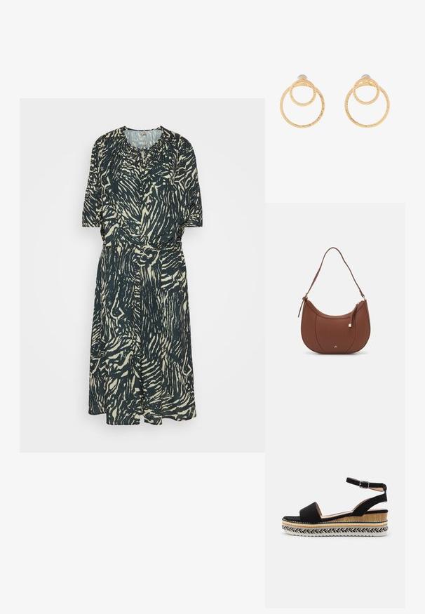 Anna Field Freizeitkleid - black/beige; Schwarze Wildledersandale mit einem breiten Riemen, Knöchelverschluss und einer geschichteten Keilsohle, die natürliche Texturen und ein geflochtenes Muster aufweist.; Braune Kunstleder-Schultertasche mit geschwungener Form, minimaler Naht und goldfarbener Hardware-Akzent. Verfügt über einen oberen Reißverschluss und einen verstellbaren Trageriemen.; Ohrringe aus goldfarbenem Metall in Form von Creolen, die zwei miteinander verbundene Kreise mit strukturierter Oberfläche zeigen. Sie sind mit einer glatten, sicheren Befestigung entworfen.