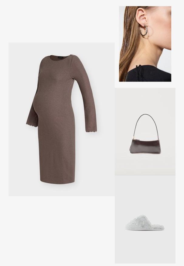 Robe de maternité marron à manches longues côtelées avec poignets festonnés et silhouette ajustée pour confort et style pendant la grossesse.; Chaussons gris en peluche avec un dos ouvert, présentant des motifs brodés et une texture douce, idéals pour un usage intérieur.; Petit sac à main rectangulaire en cuir marron foncé avec une bandoulière unique et une fermeture éclair dorée.; Boucle d'oreille en argent avec une finition polie, présentant de petits détails en or et de forme ronde, portée sur le lobe.