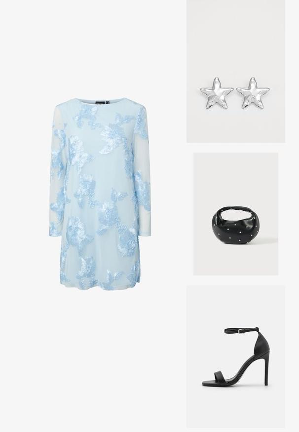 Lyseblå kjole med lange ærmer, gennemsigtigt lag og store, strukturerede broderede blomster i matchende blå.; Sort højhælet sandal med et sleek design, der har en ankelrem, åben tå og glat lædertekstur.; Sort læderhåndtaske med en rundet form, dekoreret med sølvnitter, og et kort håndtag. Glat tekstur og lynlåslukning.; Sølvstjernede øreringe med en poleret, blank overflade. Hver ørering har fem spidser og subtile teksturdetaljer på overfladen.