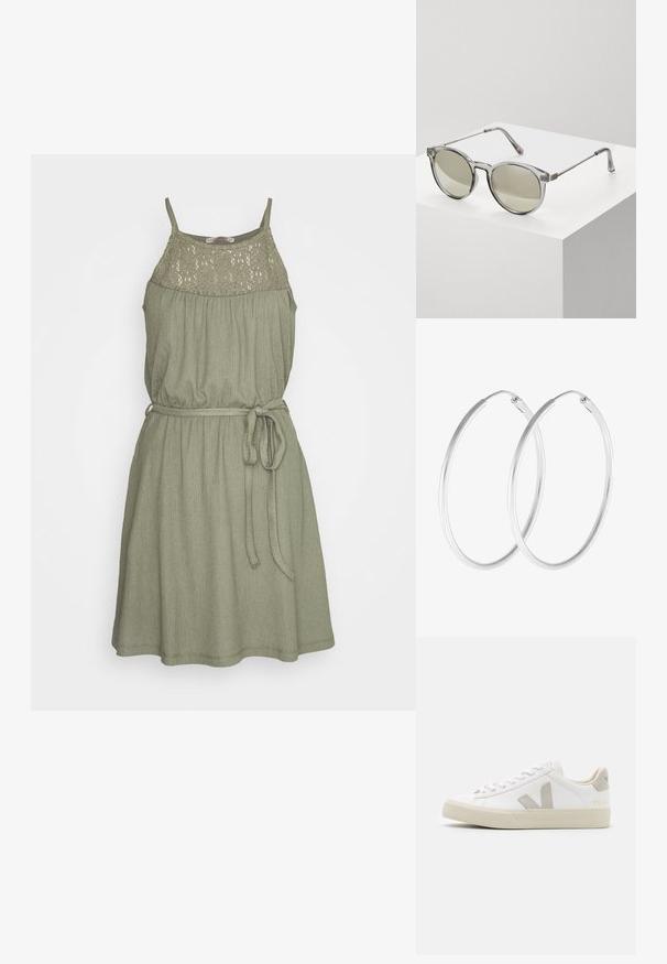 Anna Field by Zalando Jurk - olive; Witte sneakers van leer met grijze V-logo accenten, een gestructureerde rubberen zool, witte veters en een gevoerde tong en kraag.; Ronde zonnebrillen met transparante grijze monturen en grijs-getinte lenzen. Metalen accenten op de veren en gebogen armen voor stabiliteit.; Zilverkleurige oorringen met een gladde, ronde vorm en een gepolijste afwerking. Beide oorbellen zijn van dezelfde grootte en hebben een veilige sluitmechanisme.