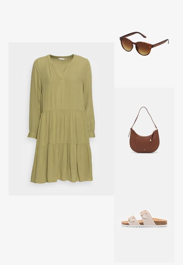 Vestido de manga larga, con volantes, hecho de una tela ligera de color verde oliva. Presenta un escote en V y detalle fruncido en la cintura.; Sandalias deslizantes beige con dos correas ajustables y hebillas en tono dorado. Plantilla de corcho con una suela exterior de goma blanca texturizada.; Gafas de sol carey con forma de ojo de gato vintage, lentes marrones degradados y un acabado suave y brillante en las monturas y los brazos.; Bolso de hombro de imitación cuero marrón con forma curva, costura mínima y un acento de hardware en tono dorado. Presenta un cierre de cremallera en la parte superior y una correa ajustable.