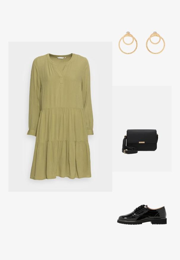 Vestido de manga larga, con volantes, hecho de una tela ligera de color verde oliva. Presenta un escote en V y detalle fruncido en la cintura.; Zapatos de charol negro con cordones, punta redondeada, detalles de brogue, suela de goma y un acabado texturizado. Con pequeños ojales como acento.; Bolso cruzado de cuero negro con cierre de solapa, acentos en dorado, correa ajustable y superficie texturizada. Forma rectangular compacta.; Pendientes de aro en tono dorado que presentan dos círculos entrelazados con un acabado texturizado. Diseñados con un respaldo liso y seguro.