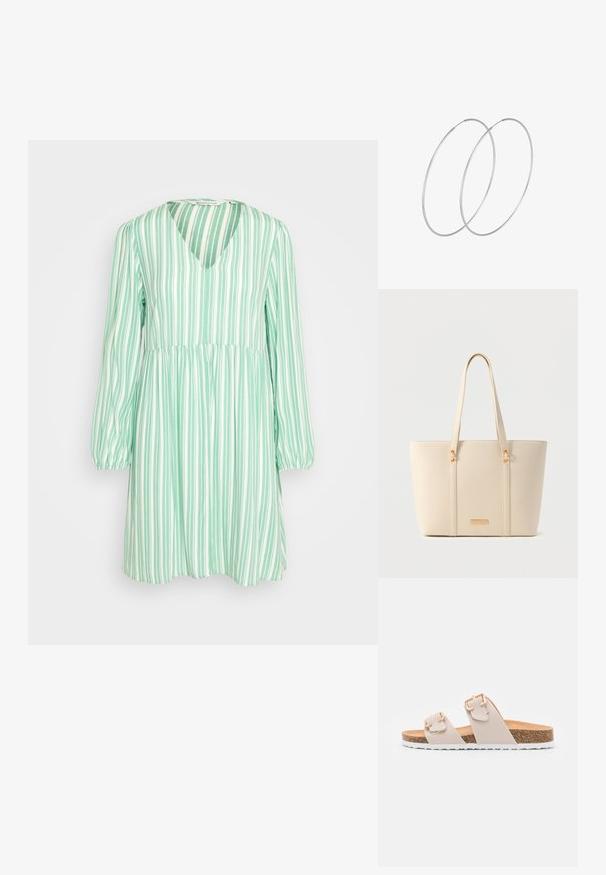 TOM TAILOR DENIM ALLOVER PRINTED BABYDOLL DRESS - Hverdagskjole - vertical green/white; Beige slidesandaler med to justerbare stropper og guldfarvede spænder. Korksål med en struktureret hvid gummisål.; Kremfarvet tekstureret tote taske med lange håndtag og detaljer i guldfarvet metal på en neutral baggrund.; Sølvøreringe med et minimalistisk design. Cirkulær form, glat tekstur og tynd profil. Letvægtige med en poleret overflade.