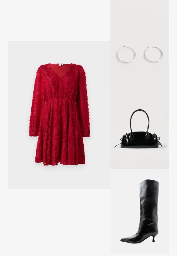 Robe rouge à manches longues avec un tissu texturé à franges, col en V, taille cintrée et jupe évasée jusqu'aux genoux sur fond blanc.; Botte en cuir noire brillante, haute jusqu'au genou, avec bout pointu et talon bas courbé sur un fond clair uni.; Petit sac à main noir brillant avec deux longues anses et des détails à cordon sur les côtés sur un fond clair uni.; Boucles d’oreilles créoles en métal argenté avec une surface lisse légèrement incurvée et des fermoirs à clapet sur un fond blanc uni.