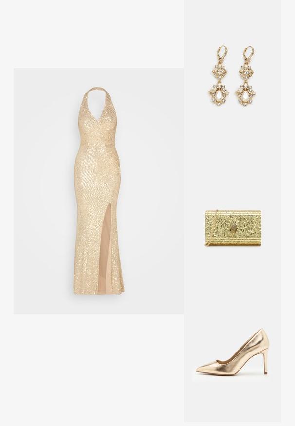 Gouden paillettenkleed met een halternekkraag, aangesloten silhouet en een hoge split tot boven de dij. Soepele binnenvoering aanvult de glanzende buitenlaag.; Gouden metallic hoge hakpomp met een spitse neus en een gladde textuur. Beschikt over een gesloten hiel en een slanke, elegante stilettoontwerp.; Gouden glitter clutchesac met een gestructureerd oppervlak, voorzien van een decoratieve gouden embleem en een kettinghengsel. Rechteckige vorm met gestructureerde zijkanten.; Gouden hangoorbellen met een clusterontwerp, versierd met ronde en druppelvormige heldere kristallen, die zich kenmerken door ingewikkelde details.