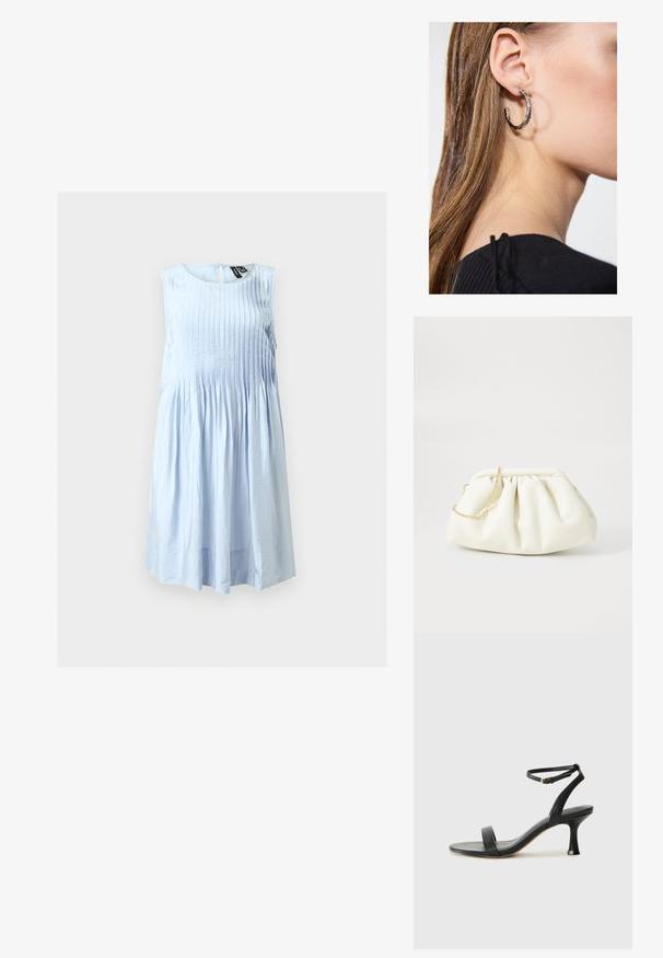 Robe bleu clair sans manches avec des plis verticaux sur le corsage et une jupe fluide froncée, présentée sur un fond neutre.; Sandale à talon en cuir noir avec une sangle de cheville, présentant un design élégant, un bout ouvert et un talon effilé pour une silhouette épurée.; Sac à main en cuir blanc avec un design plissé, doté d'une bandoulière en chaîne dorée et d'une forme arrondie. Texture lisse avec des plis doux et sans motifs.; Boucle d'oreille en argent avec une finition polie, présentant de petits détails en or et de forme ronde, portée sur le lobe.