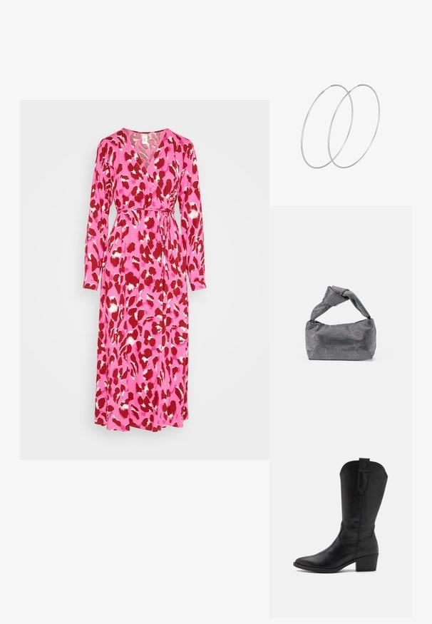YAS YASSAVANNA LONG WRAP DRESS - Freizeitkleid - pink aop liro; Schwarze Leder-Cowboystiefel mit spitzem Zehenbereich, Knöchelhöhe und einem gestapelten Absatz. Haben dekorative Stickereien und eine Zugschlaufe.; Schwarz-silberne Handtasche mit einer strukturierten Oberfläche, die ein Diamantmuster aufweist, einem geknoteten Griff und einer strukturierten Form.; Silberne Creolen mit minimalistischem Design. Rundform, glatte Oberfläche und dünnes Profil. Leichtgewichtig mit hochglänzender Oberfläche.