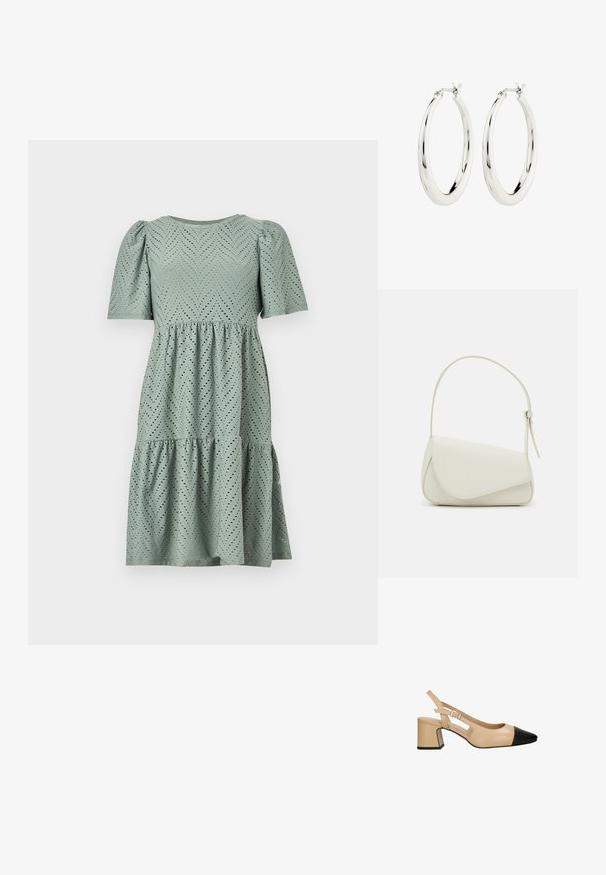 Lichtgroene jurk met korte pofmouwen, een ronde halslijn en een geplooide rok. Heeft een visgraatpatroon met kleine uitsparingen overal.; Beige slingback hak met een zwarte lakleder teenkap, vierkante blokhak en een verstelbare band met gesp. Gladde textuur overal.; Witte nepleren handtas met een gestructureerde driehoekige vorm, een enkele verstelbare schouderriem en een klep met ronde accenten.; Zilveren oorbellen in de vorm van een gladde, glanzende ring. Circulaire vorm, voorzien van een veilige sluiting. Eenvoudig en elegant ontwerp.