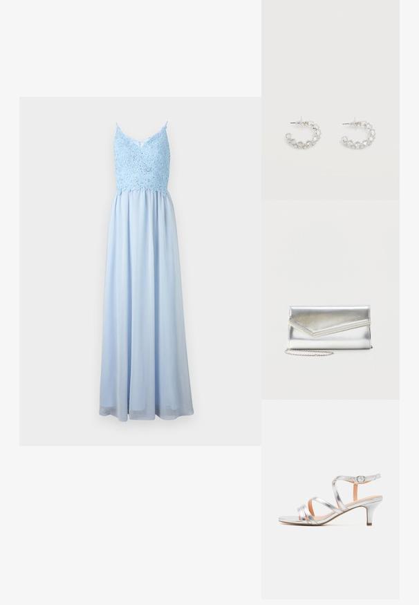 Vestido azul claro con un corsé de encaje y tirantes finos, con una falda fluida que llega hasta el suelo. Textura de tela suave.; Sandalia de tacón bajo con tiras plateadas, textura metálica, correa de tobillo ajustable y diseño de punta abierta. Plantilla lisa.; Bolso clutch plateado brillante con solapa de estilo sobre y adorno decorativo, pequeña correa de cadena plateada, sobre fondo liso claro.; Pendientes de aro plateados incrustados con cristales facetados transparentes, con cierre de poste y tapones auriculares transparentes sobre un fondo blanco.