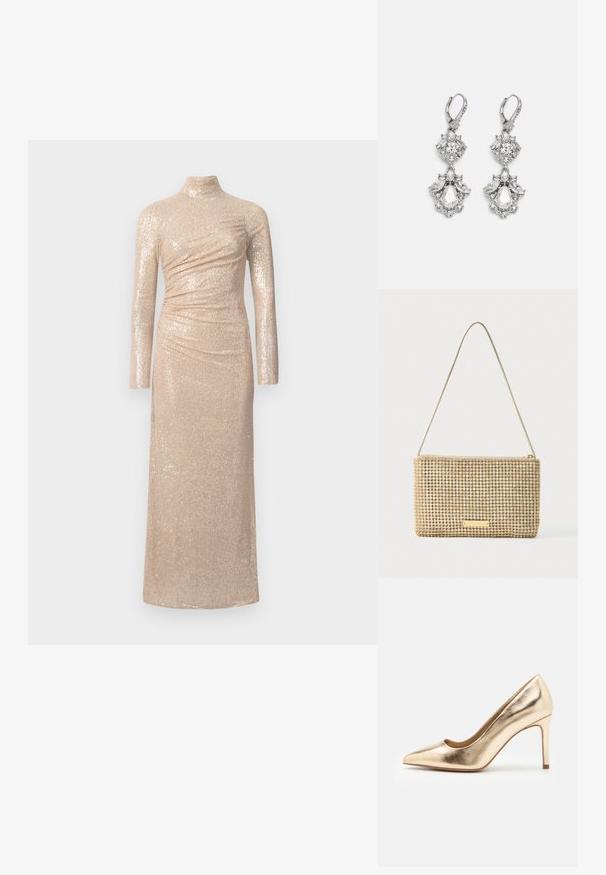 Lang, aansluitend jurkje in een lichte beige kleur, gemaakt van paillettenstof. Heeft een hoge hals en lange mouwen met geraffineerde details.; Gouden metallic hoge hakpomp met een spitse neus en een gladde textuur. Beschikt over een gesloten hiel en een slanke, elegante stilettoontwerp.; Gouden clutch met een rechthoekige vorm, bedekt met glanzende, zilveren strass-steentjes. Voorzien van een dunne metalen schouderriem en een ritssluiting.; Zilverkleurige oorbellen met meerdere heldere kristalgesteenten in druppel- en marquisevormen, met sluitingen met een leversysteem en ingewikkelde details.