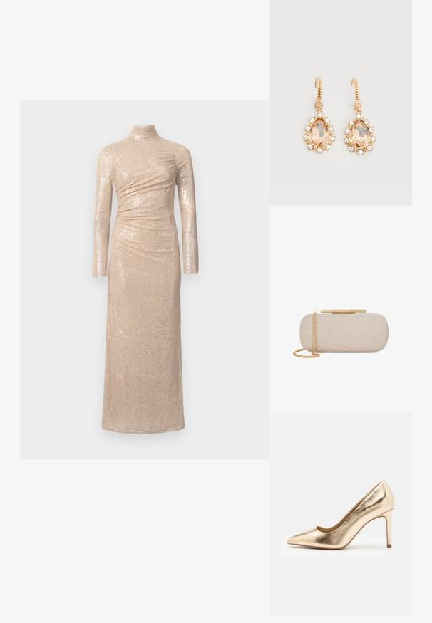 Robe longue et ajustée de couleur beige clair, faite en tissu pailleté. Elle se caractérise par un col montant et des manches longues avec des détails froncés.; Escarpin doré métallisé à talon haut avec un bout pointu et une texture lisse. Présente un talon fermé et un design stiletto fin et élégant.; Pochette rectangulaire beige texturée avec bandoulière chaîne dorée et fermoir doré orné de strass sur fond blanc.; Boucles d'oreilles à crochets en or avec de grandes pierres poires pêche entourées de petits cristaux clairs sur un fond blanc uni.