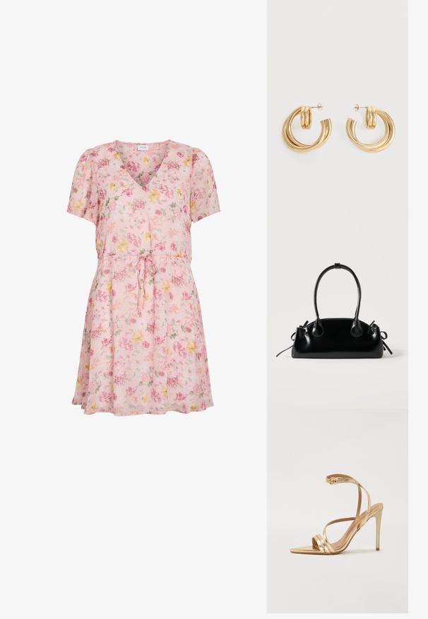 Rosa kjole med korte ermer og V-hals, blomstertrykk i gult, grønt og rødt, og snøring i midjen.; Even&Odd by Zalando Sandaler - gold; Liten svart blank håndveske med to lange håndtak og sidesnorer detaljer på en ensfarget lys bakgrunn.; Par med skinnende gull doble ringøreringer med stiftfester på hvit bakgrunn.