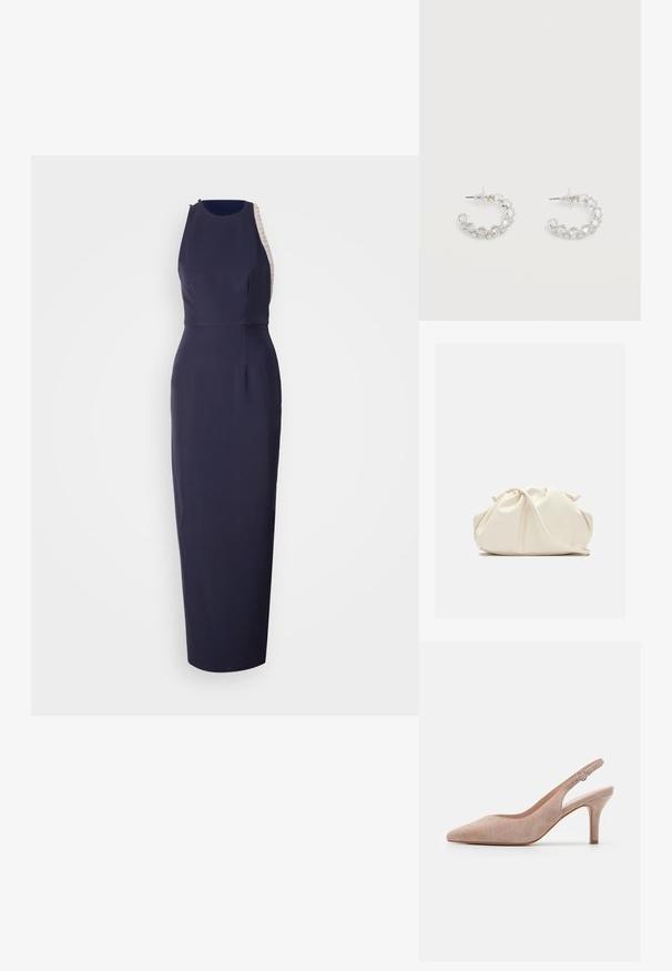Vestido entallado azul marino con un diseño sin mangas, un escote alto y un acento texturizado marfil a lo largo de la costura lateral. Acabado de tela suave.; Zapato de tacón alto tipo slingback en suave ante beige, con punta afilada, tacón delgado y correa ajustable en el tobillo con hebilla redonda.; Bolso de mano de cuero suave de color crema con diseño fruncido y plisado y una delgada correa para el hombro que descansa delante sobre un fondo liso.; Pendientes de aro plateados incrustados con cristales facetados transparentes, con cierre de poste y tapones auriculares transparentes sobre un fondo blanco.