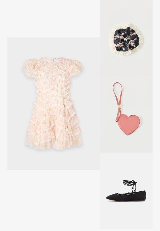 Blomstermønstret kjole i pastelfarvet pink og crème, med lagdelte flæser og blonder detaljer. Korte puffærmer og en rund halsudskæring.; Loeffler Randall LOUISA LACE UP BALLET FLAT - Ballerinasko m/ rem - black; Sort stof scrunchie med pink og grøn blomstret tryk, omgivet af cremefarvet blondekant med huldetaljer, på hvid baggrund.; Lyserød hjerteformet lædermøntpose med håndledsrem og guldlås, mærket med lille gyldent "Furla"-tekst.