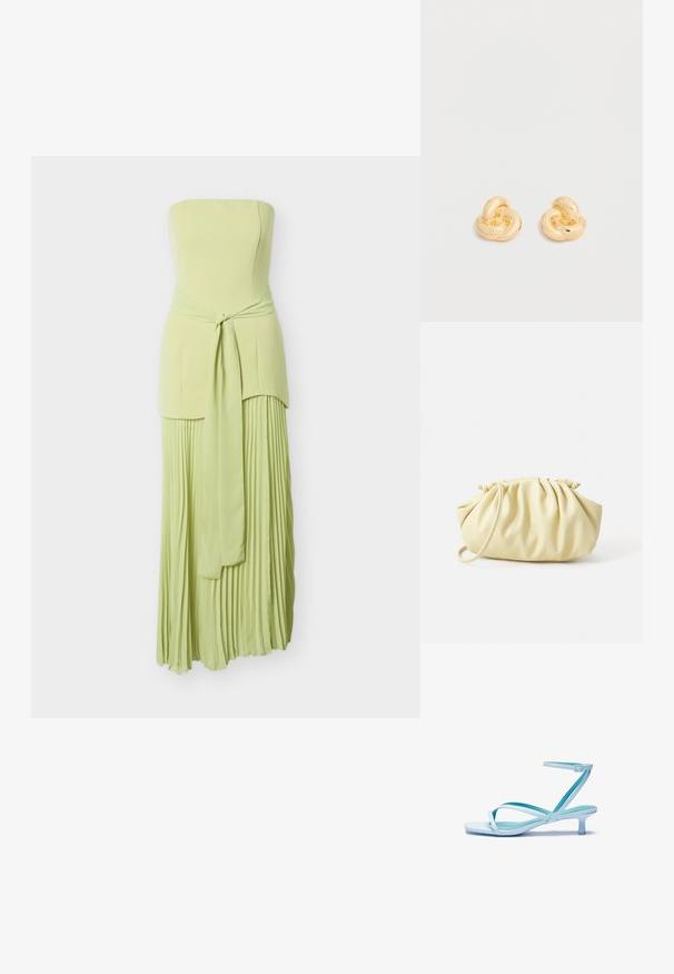 Lichtgroene strapless jurk met een gestrikte tailleband en een geplooide lange rok, getoond tegen een eenvoudige achtergrond.; Lichtblauwe sandaal met bandjes, vierkante teen, lage hak, verstelbare enkelband en een gladde, glanzende afwerking. Kruisende bandjes op de voetbed.; Geel geplooide handtas van soepel nepleer, met een zachte vorm, een enkele schouderriem en een verzameld ontwerp aan de bovenkant.; Een paar glanzende oorstekers in goudkleur, gevormd als knopen, tegen een effen witte achtergrond.