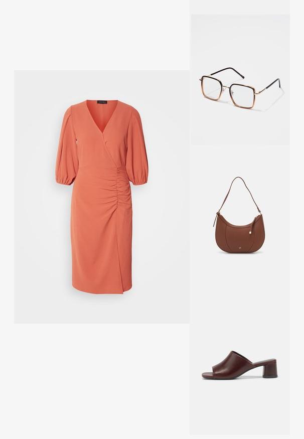 Korallenfarbenes Kleid mit V-Ausschnitt, Puffärmeln, gerafftem Detail an der Seite und einem knielangen Saum. Hergestellt aus weichem, leichtem Stoff.; Dunkelburgunderfarbene, offene Sandalen aus glattem Leder mit einem abgerundeten Design und einem stabilen Blockabsatz. Seitliche Ansicht gezeigt.; Quadratische Brille mit goldfarbenen Metallgestellen und braunen Verlaufskanten, schwarzen Bügelenden und verstellbaren Nasenpads.; Braune Kunstleder-Schultertasche mit geschwungener Form, minimaler Naht und goldfarbener Hardware-Akzent. Verfügt über einen oberen Reißverschluss und einen verstellbaren Trageriemen.
