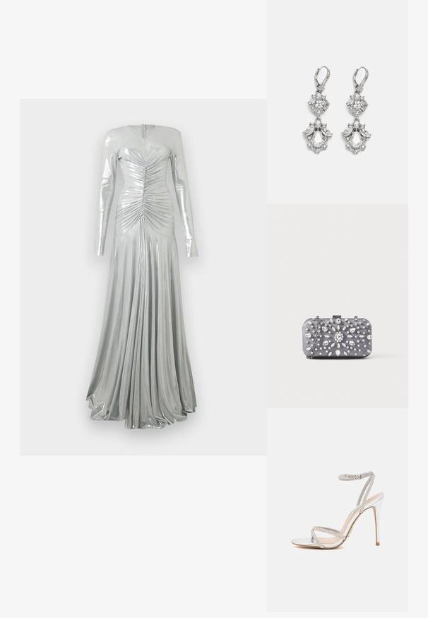 Robe longue à manches longues en métal argenté avec des détails froncés sur le corsage et une jupe longue plissée et fluide jusqu'au sol.; Sandale à talons hauts en argent avec des fines lanières, ornée de strass, présentant un design épuré et un bout pointu.; Petit sac pochette rectangulaire gris foncé orné de strass clairs disposés en motif rayonnant, avec une bandoulière chaîne argentée.; Boucles d'oreilles en métal argenté ornées de plusieurs pierres précieuses en cristal transparent en forme de goutte et de marquise, avec des fermoirs à levier et des détails complexes.