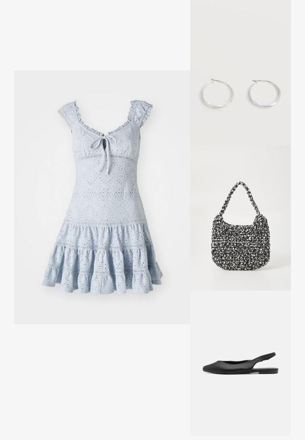 Lichtblauwe kanten jurk met een aansluitend lijfje, gerimpelde mouwen, een striknek en een uitlopende tiered rok met bloemenpatronen.; Zwarte leren slingback schoen met een spitse neus, platte hak en gebogen uitsnijdingen. Glad textuur en minimalistische stijl.; Geweven handtas in zwart en wit met een ronde vorm, gestructureerd oppervlak en een gevlochten handvat. Geschikt voor dagelijks gebruik.; Zilverkleurige metalen creolen oorbellen met een glad, licht gebogen oppervlak en sluitingen met haaksluiting op een effen witte achtergrond.