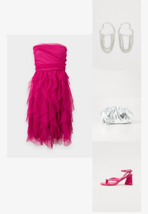 Schulterfreies Fuchsia-Kleid mit gerafftem Oberteil und mehrlagigem, gestuftem Tüllrock, knielang mit einem strukturierten und voluminösen Design.; Rosa Lackleder-Sandaletten mit Absatz, rechteckiger Zehenpartie, schmalen Riemen und geometrischem Blockabsatz. Mit einer Schnallenverzierung am Riemen.; Metallisch silberne Clutch-Tasche mit einem weichen, gerafften Körper und einem dünnen Schultergurt. Sie verfügt über eine glatte, glänzende Textur und eine abgerundete Form.; Silberne Creolen in Herzform, verziert mit herabhängenden Strängen aus klaren Strasssteinen für zusätzlichen Glanz und Textur.