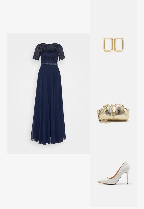 Robe de soirée bleu marine avec un corsage en dentelle et des manches courtes, accentuée d'une ceinture perlée. Jupe fluide avec une texture douce et superposée.; Pompe à talon aigu en cuir verni blanc avec un bout pointu et une fine talon stiletto, présentant une texture lisse et un intérieur beige.; Pochette métallique dorée avec une texture froissée, de forme arrondie et douce, et une chaîne amovible. Présente un design froncé en haut.; Boucles d'oreilles en métal doré présentant une forme carrée avec des bords lisses et une finition polie, réfléchissant la lumière avec une surface brillante.