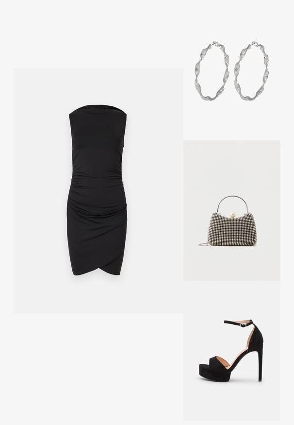 Zwarte strapless jurk met geplooide stof, asymmetrische zoom, aansluitend silhouet en ontwerp tot op de knie.; Zwarte suède hoge hakken sandaal met een platformzool, enkelband met zilveren beslag, open teen ontwerp en een gladde textuur.; Kleine handtas met zilverkleurig rasterpatroon, gebogen handvat, grote parel sluiting en een dunne zilveren kettingriem op een effen achtergrond.; Zilveren ringoorbellen met een gedraaide ontwerp, met een gestructureerd oppervlak en een veilige sluiting. Lichtgewicht en reflecterend met een vloeiende afwerking.