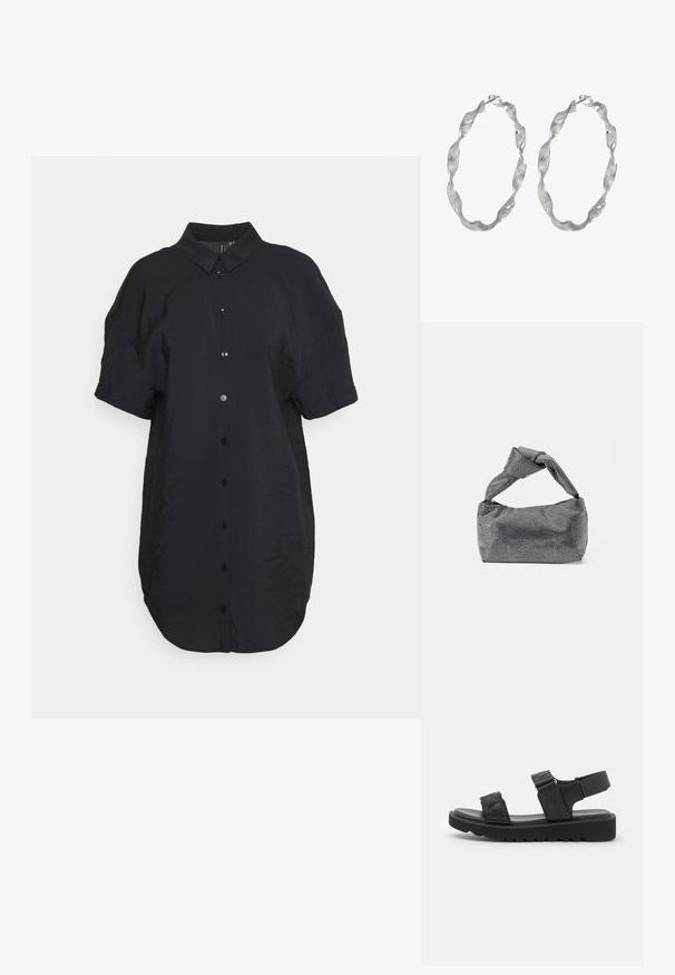 Vero Moda Petite VMQUEENY SHORT SHIRT DRESS - Blousejurk - black; Zwarte platform sandalen met geblokte banden, open teen en verstelbare enkelband. Getextureerde rubberen zool met zigzagpatroon voor grip.; Zwarte en zilveren handtas met een gestructureerd oppervlak dat een diamanten patroon vertoont, een geknoopt handvat en een gestructureerde vorm.; Zilveren ringoorbellen met een gedraaide ontwerp, met een gestructureerd oppervlak en een veilige sluiting. Lichtgewicht en reflecterend met een vloeiende afwerking.