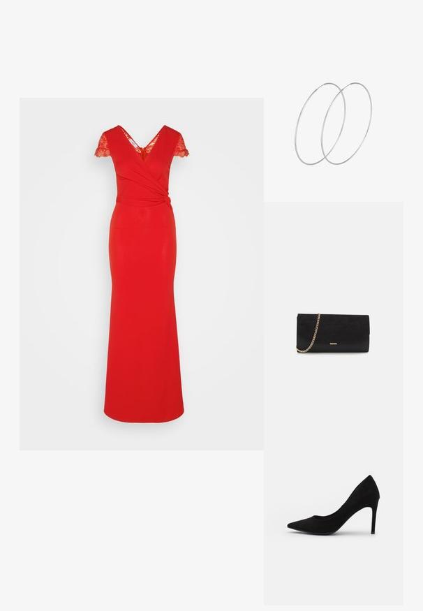 WAL G. WRAP MAXI DRESS - Jerseykjole - red; Sort ruskind højhælet pumpe med spids tå, glat overflade og slank stiletthæl. Klassisk design med en elegant silhouette.; Sort clutch taske lavet af ruskind med en struktureret overflade, udstyret med en guld kædestrop og et elegant, kantet design.; Sølvøreringe med et minimalistisk design. Cirkulær form, glat tekstur og tynd profil. Letvægtige med en poleret overflade.