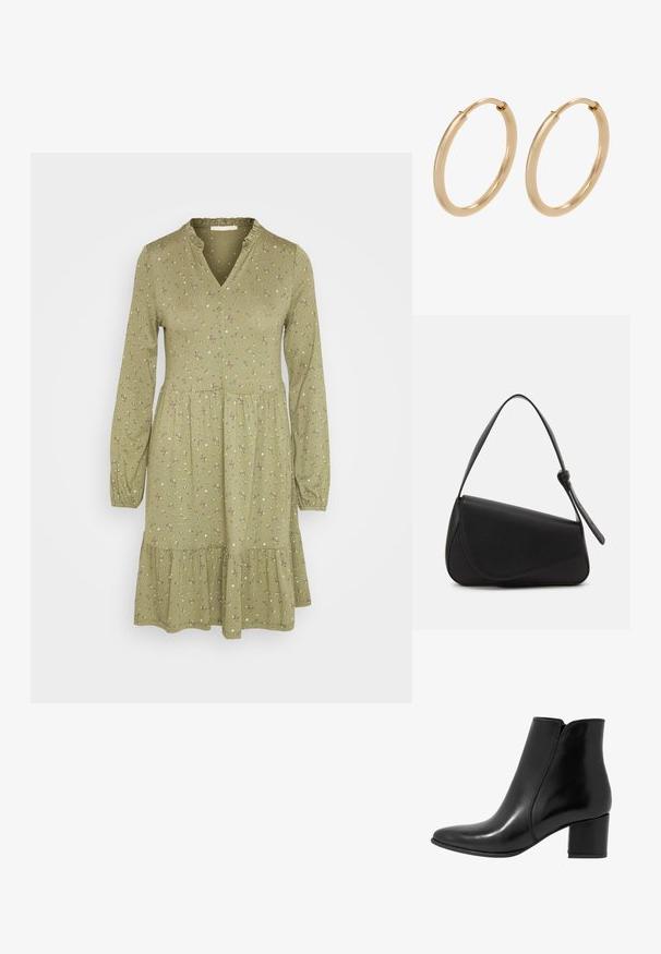 Groene jurk met lange mouwen, V-hals en gerimpelde kraag. Heeft bloemmotieven en een gelaagd ontwerp aan de onderkant. Zachte stoftextuur.; Anna Field by Zalando LEATHER - Lage laarzen - black; Zwart leren handtas met een driehoekige vorm, schuine klep en een ronde handgreep. Heeft een gladde textuur en minimalistische ontwerpelementen.; Gouden creolen met een gladde, gepolijste afwerking. Ronde vorm, middelgrote maat, met een veilige sluitmechanisme.