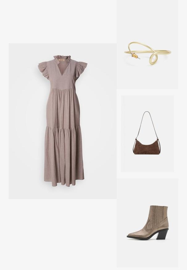 Maxi-jurk in licht taupe linnen, met een rimpelnek, korte mouwen en een gelaagd rokontwerp voor een vloeiende silhoutte.; Metalen bronzen enkelboot met een spitse neus, textuur oppervlak, verticale uitsparingen en een blokhak met een doorzichtig accent.; Bruine suède schoudertas met een gebogen bovenrits en een dunne verstelbare band, afgebeeld tegen een effen lichte achtergrond.; Gouden metalen armband met een vloeiende, kromme vormgeving. Bevat een kleine, opvallende, zilvergekleurde accent aan één uiteinde.