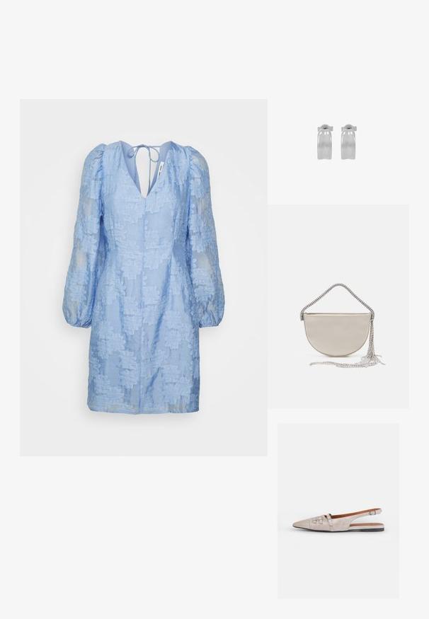 Samsøe Samsøe ANAI DRESS - Denné šaty - serenity; Svetlosivá lodička so slingback dizajnom a špicatou špičkou, vyrobená z mäkkej semišovej textúry, so siedmimi dekoratívnymi prackami a nízkym plochým podpätkom.; Poloobľúbená clutch taška v béžovom saténe so žiarivým strieborným reťazovým popruhom a strapcami. Hladká textura s minimalistickým dizajnom.; Pár lesklých strieborných kruhových náušníc s hladkým, mierne zakriveným povrchom a motýlikovým zapínaním, zobrazených na bielom pozadí.